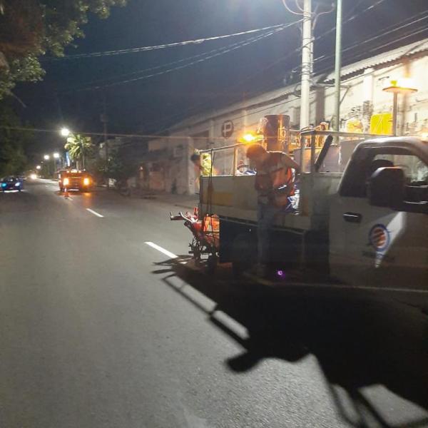 Complementa Obras Públicas la rehabilitación de carpeta asfáltica con pintura de carriles y señalética horizontal en primer cuadro de la ciudad